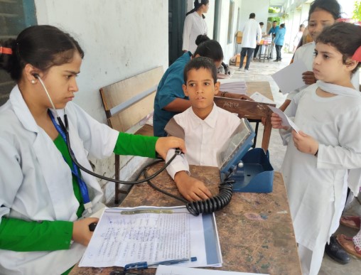 एमकेपी इंटर कॉलेज में श्री महंत इन्दिरेश अस्पताल ने करवाया निःशुल्क स्वास्थ्य शिविर