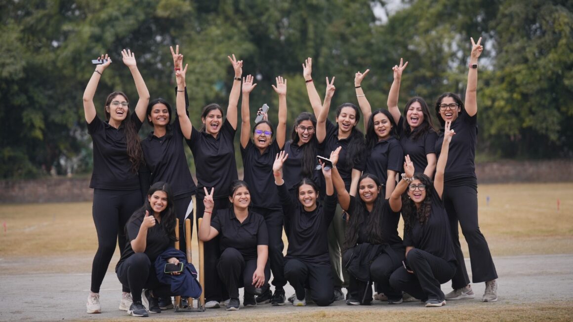 एसजीआरआर मेडिकल काॅलेज एटलिटिका 2025 में एमबीबीएस 2021 बैच आॅवरआॅल चैम्पियन