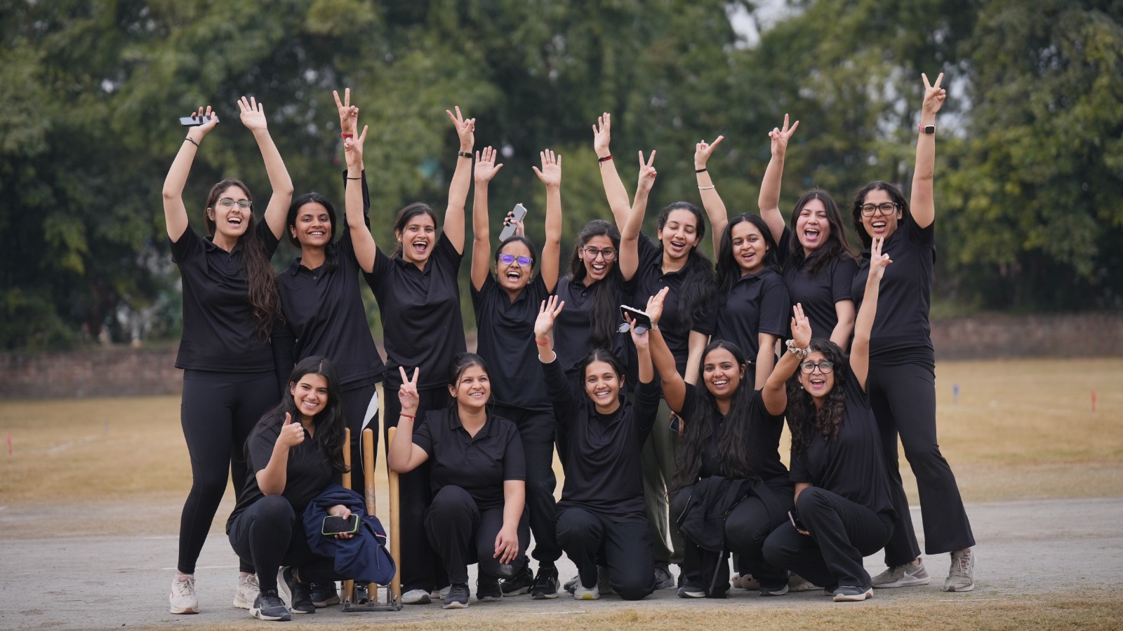 एसजीआरआर मेडिकल काॅलेज एटलिटिका 2025 में एमबीबीएस 2021 बैच आॅवरआॅल चैम्पियन