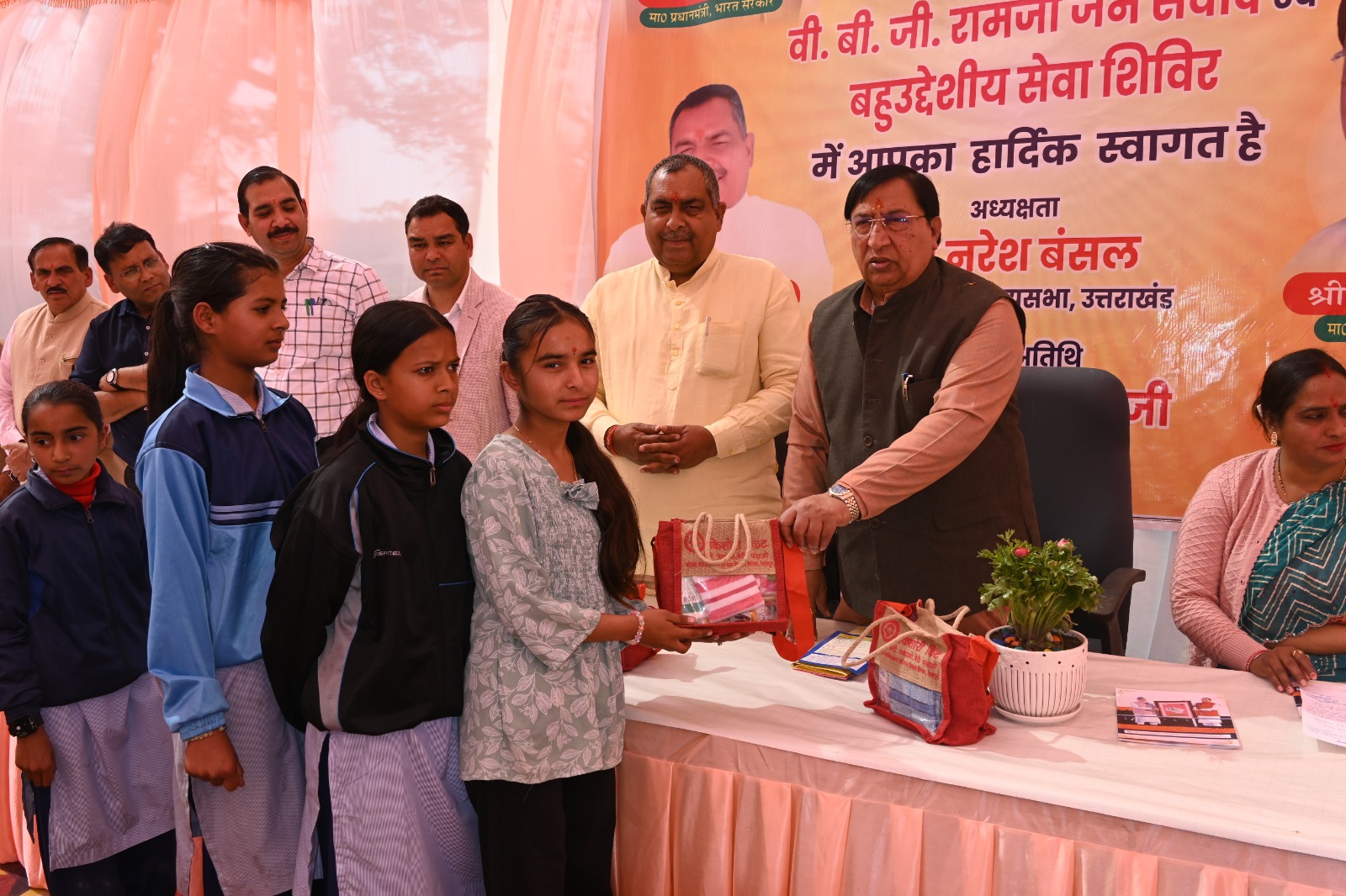 सरकार आपके द्वारः सांसद आदर्श ग्राम हरियावाला में सांसद नरेश बंसल ने सुनी जन समस्याएं